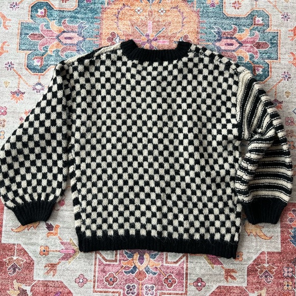 Stitch And Feather Size Medium Sweater - Picture 2 of 3